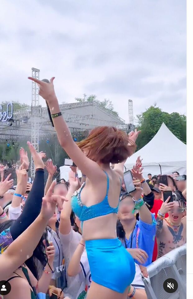 2023年7月、韓国の『S2O』で観客前でパフォーマンスを披露するDJSODA。彼女に触れる観客はいない（公式インスタグラムより）