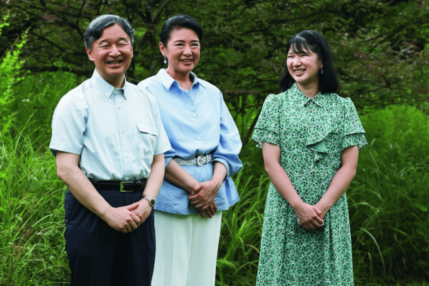 今年8月。那須御用邸内の休憩所“嚶鳴亭”をご散策。「クールな寒色系リンク。愛子さまの小花プリントワンピのトーンが、陛下のブルーグレーシャツとリンク。雅子さまのブルーシャツもやはり陛下とリンク。愛子さまのみフェミニンなのは、ひとりの女性としての個の確立を感じます」撮影／JMPA