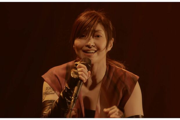 2020年11月のライブを公開した鬼束ちひろ（公式YouTubeより）