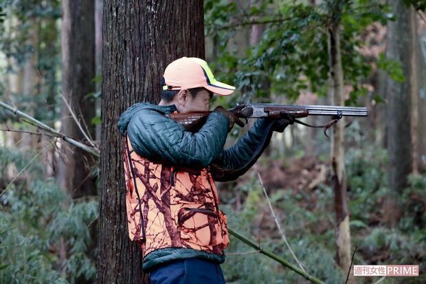 物音を殺し、木陰から獲物に狙いを定める興膳さん