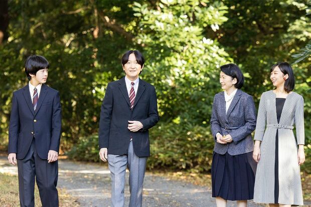秋篠宮さま57歳の誕生日に際して公開されたご一家の近影（11月6日・赤坂御用地）
