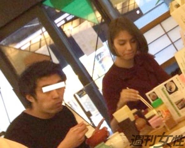人気モデル 滝沢カレン イケメン男性とそば屋デート発見 週刊女性prime