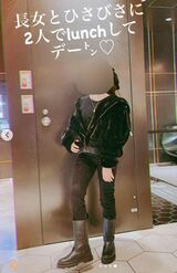 お洒落コーディネートでキメる木下優樹菜と藤本敏史の長女（木下のインスタグラムより）