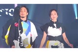 『東京ガールズコレクション 2023 SPRING/SUMMER』に出演したひろゆきと西村ゆか夫妻