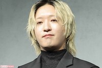 『YOASOBI』5年ぶり『ユニクロ』とのコラボTシャツ発表も「さすがに違和感」Ayaseが“タトゥー完全防御”《…