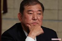 石破茂首相の食事シーンがSNSに拡散され物議「茶碗もまともに持てないのか」“独特すぎる食事風景”に失望
