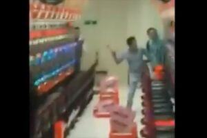 パチンコ台を持参したハンマーで殴打する当時52歳の無職の男性（拡散されたSNSより）