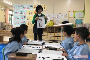 「お習字教えてくれてありがとう!」と言ってくれる園児にかこまれて
