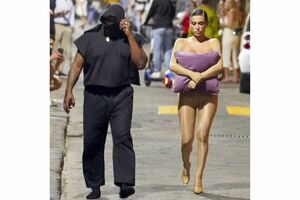 裸のような格好を枕で隠したスタイル（ビアンカ・センソリ公式インスタグラムより）