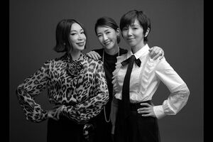 「50代からの人生を楽しもう!」を合言葉に結成された『大人の女史会』メンバー。左から、野宮真貴（63）、松本孝美（58）、渡辺満里奈（52）