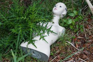 高知県室戸市の廃墟に残されたマネキン。場所柄だろうか、どことなく不気味さをかもし出している