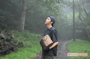 薪割り中の東出昌大