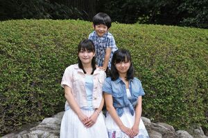 悠仁さまの6歳の誕生日を前に、赤坂御用地で撮影された姉弟のスリーショット（2012年8月14日）