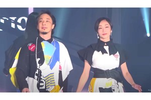 『東京ガールズコレクション2023SPRING/SUMMER』に出演したひろゆきと西村ゆか夫妻