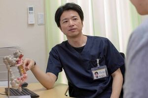 秋山祖久先生　医学博士。日本消化器病学会専門医、日本消化器内視鏡学会専門医、日本肝臓学会専門医。長崎大学医学部卒業後、長崎大学消化器内科に入局。多くの総合病院勤務を経て、福岡天神内視鏡クリニック院長に就任。年間4000例以上の内視鏡検査を行っている。