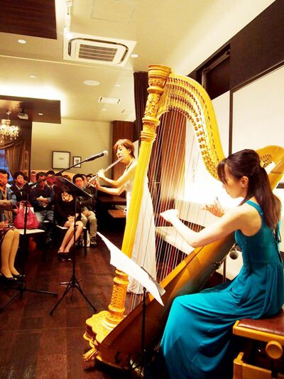 ライブでのひとコマ。ハープを弾くのは小、中、音大の同級生の石井さん