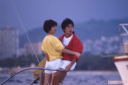 ハワイハネムーンで報道陣の前で堂々と抱擁する松田聖子と神田正輝（1985年6月）