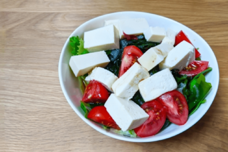 カロリーを抑えるため、野菜や植物性タンパク質ばかりとるのはNG!