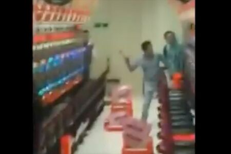 パチンコ台を持参したハンマーで殴打する当時52歳の無職の男性（拡散されたSNSより）