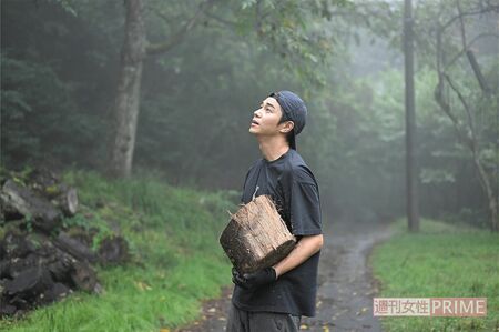 薪割り中の東出昌大