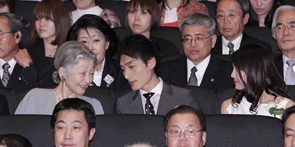 草なぎ剛（中央）、竹内結子（右）とともに鑑賞された皇后さま