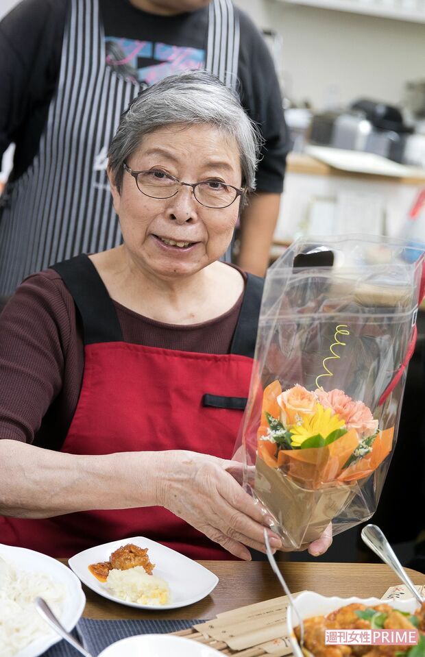 阿部さんからのプレゼントを手に　撮影／伊藤和幸
