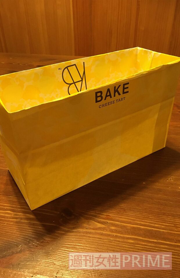 収納グッズを買い込むのではなく、紙袋を活用するだけでも部屋はきれいになっていく