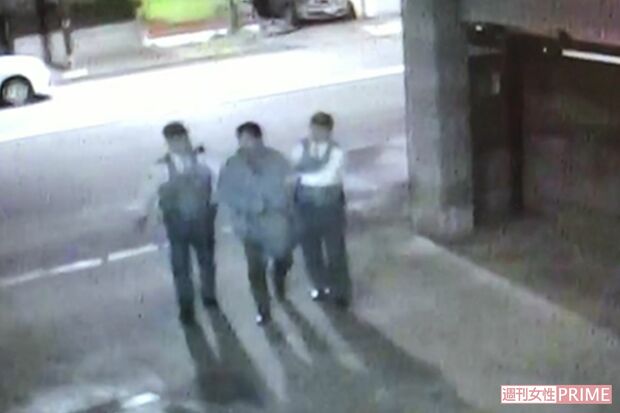 緊急逮捕後、警察官に囲まれながら現場に戻ってきた神尾容疑者