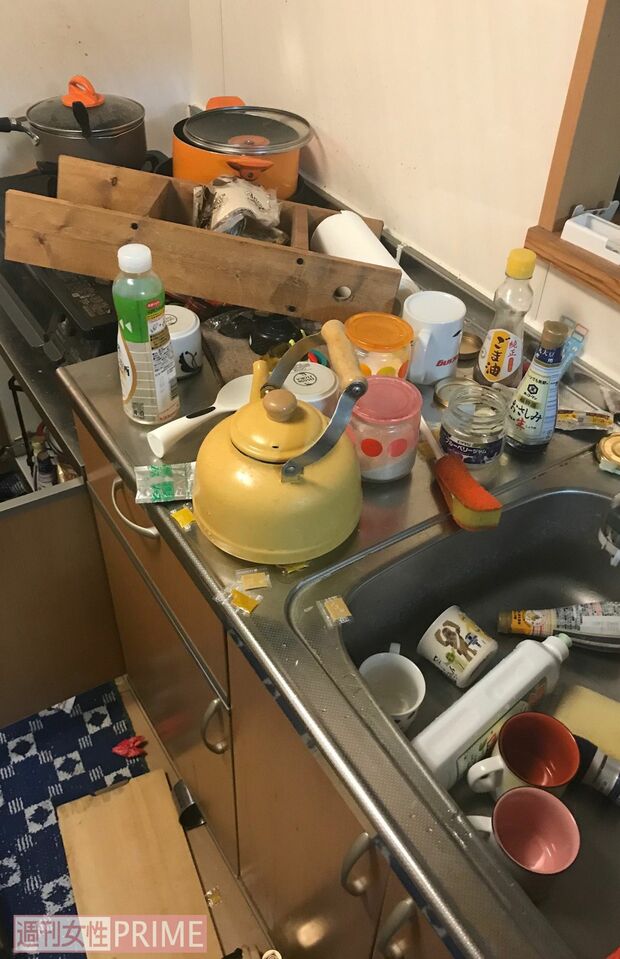 2月13日の地震で荒れた筆者の家の台所　撮影／ウネリウネラ