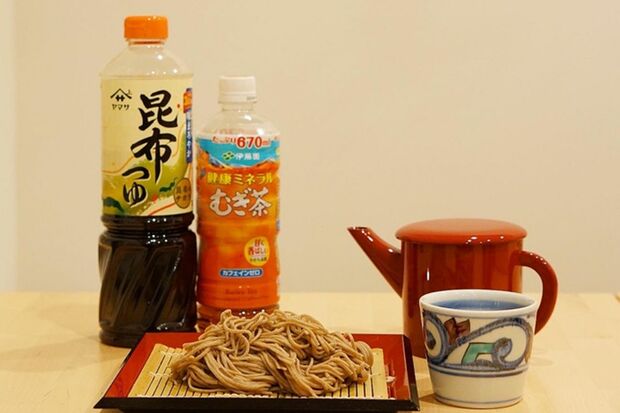 「ヤマサ昆布つゆ」（左）、「伊藤園健康ミネラルむぎ茶」（右）、そばセット