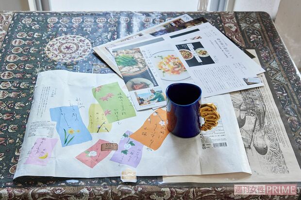 包装紙はランチョンマットに。最近では古本の留め金をはずしてバラした紙も活用している（撮影／廣瀬靖士）