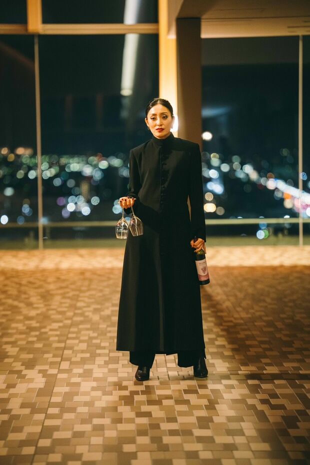 173センチの美スタイルで話題になっている八嶋智人の妻、宮下今日子（日曜劇場『VIVANT』公式Xより）