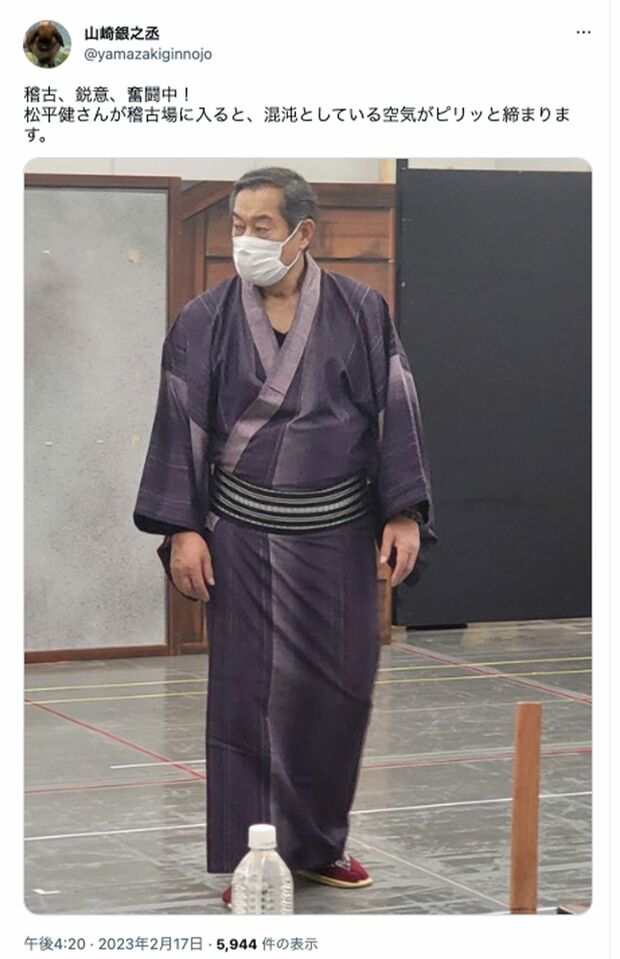 共演予定だった松平健を紹介する山崎銀之丞（本人のツイッターより）