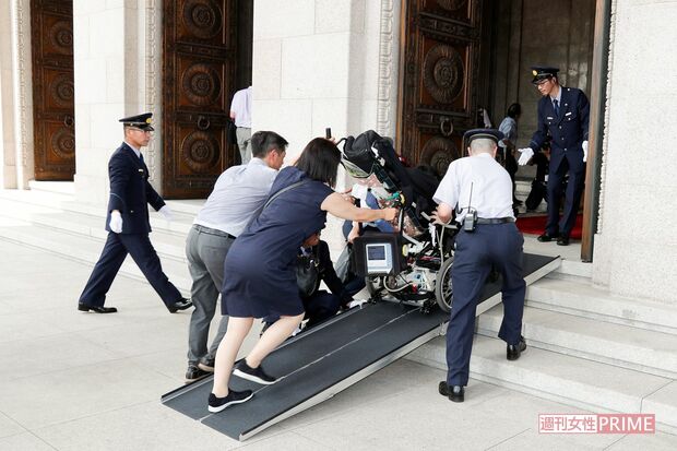 介助者や国会職員の手を借りながらスロープを上がり、議事堂の正面玄関に入った舩後議員　撮影／伊藤和幸