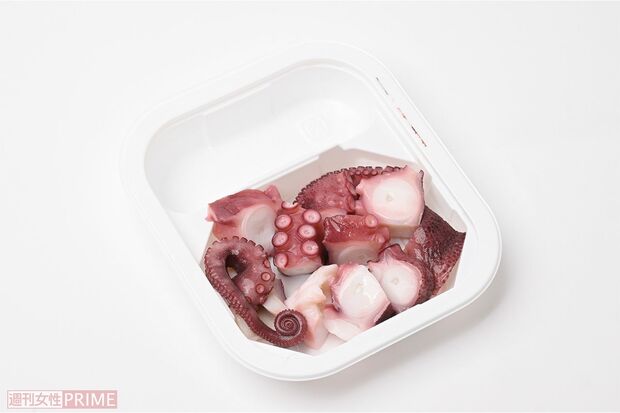 包装を剥がすと容器の3分の1に醤油うけが設けられている「たこぶつ」