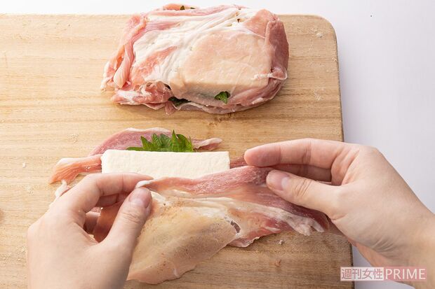 薄切り肉は破けやすいので、間に大葉をはさんで安定させます。小麦粉で肉、大葉、豆腐が密着。（撮影／廣瀬靖士）