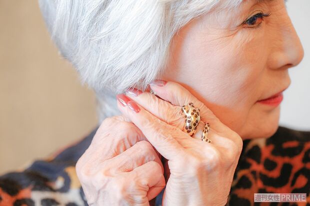 イヤリングをつけるカルーセル麻紀