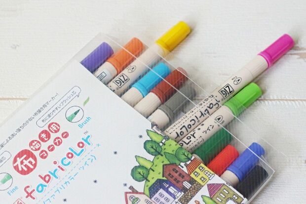 今回は布専用、洗濯しても落ちないペンを使用。写真は多色がセットになったものだが、1本売りもあり1本200～400円で購入できる