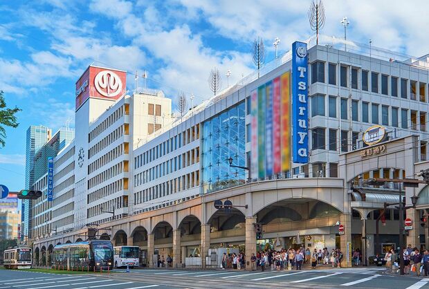 熊本市の中心にある鶴屋百貨店。巨大なアーケード商店街が近くにあり、人々でにぎわう