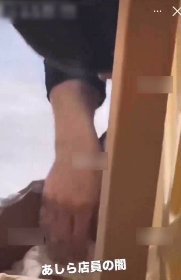 ネットで拡散されている動画。新潟県にある『荒川らーめん魂 あしら』のバックヤードと思しき場所で従業員と思われる男性が、茹でる前の麺を素手でパクパクと口に