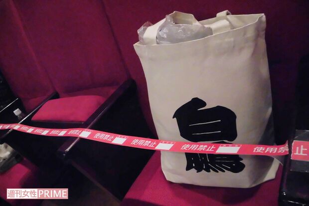 令和2年大相撲7月場所。イス席には使用禁止のシールが。隣の人と3席空けて座るため荷物置きに（筆者撮影）