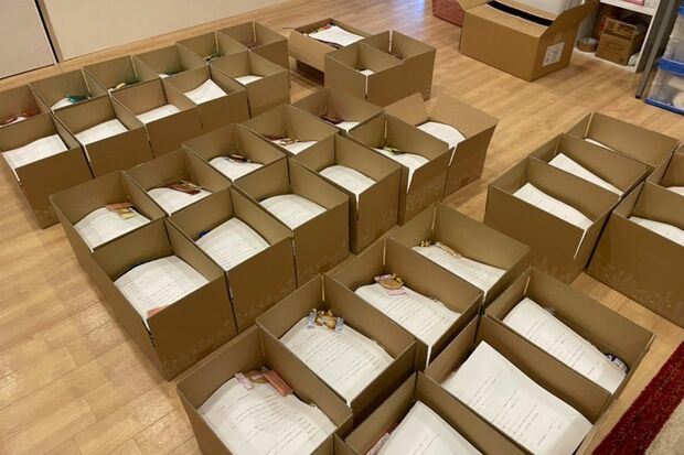 食材の宅配の準備。箱を開けたときに子どもが喜ぶお菓子を置いたり（新宿ニコニコ子ども食堂提供）