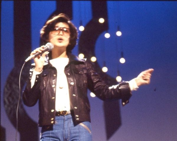 昭和53年（1978年）、サングラス姿で歌番組に出た百恵