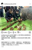 広島でカキの養殖場を視察した鈴木憲和氏。ノースフェイスのダウンを羽織ったカジュアルな装い(本人公式インスタグラムより)
