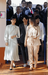 エメラルドグリーンのワンピースで柔らかくエレガントな印象