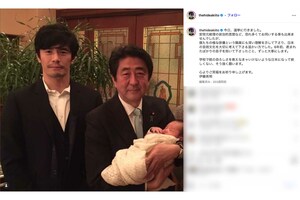2022年7月、故・安倍晋三元首相を追悼した際にツーショットを公開した伊藤英明。生まれたばかりの長男を安倍氏が抱く貴重な一枚も（本人のインスタグラムより）