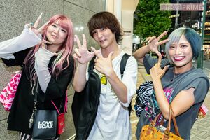 取材中に『ぱーてぃーちゃん』メンバーそろって決めポーズも披露