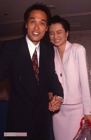 1990年3月、当時人気絶頂の女優かとうかずこと結婚会見に臨んだそのまんま東（東国原英夫）