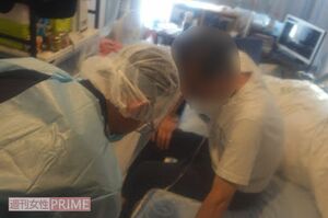 自宅療養中の男性の様子。酸素を吸入するチューブをつけ、酸素飽和度を測っている