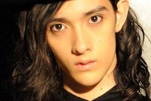 モデル　栗原類